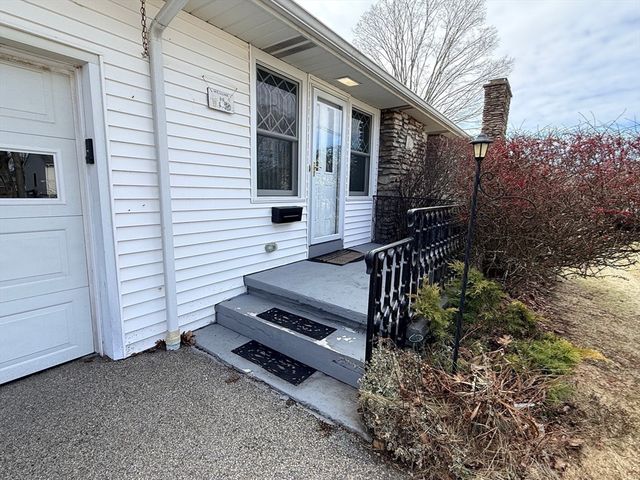 33 Slater St, Webster, MA 01570