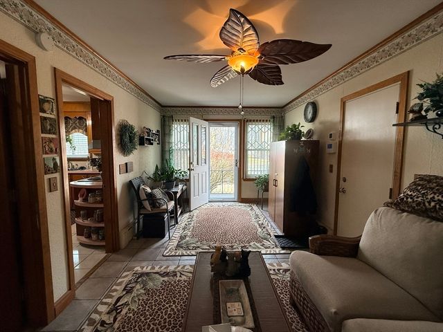 33 Slater St, Webster, MA 01570
