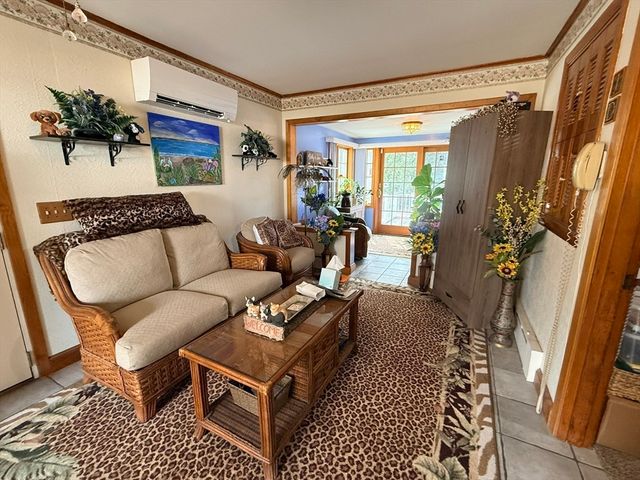 33 Slater St, Webster, MA 01570