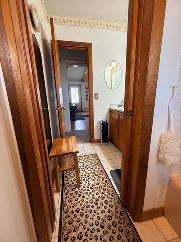 33 Slater St, Webster, MA 01570