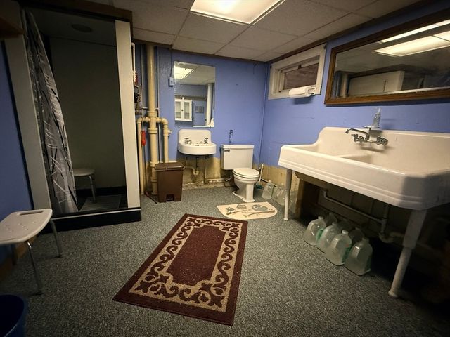 33 Slater St, Webster, MA 01570
