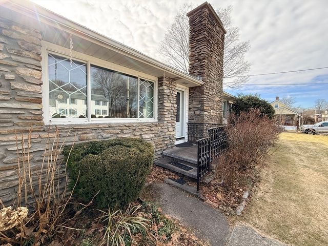 33 Slater St, Webster, MA 01570