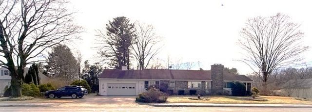 33 Slater St, Webster, MA 01570
