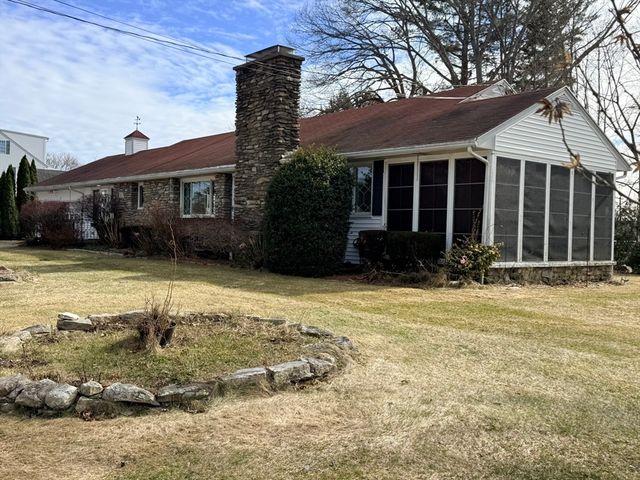 33 Slater St, Webster, MA 01570