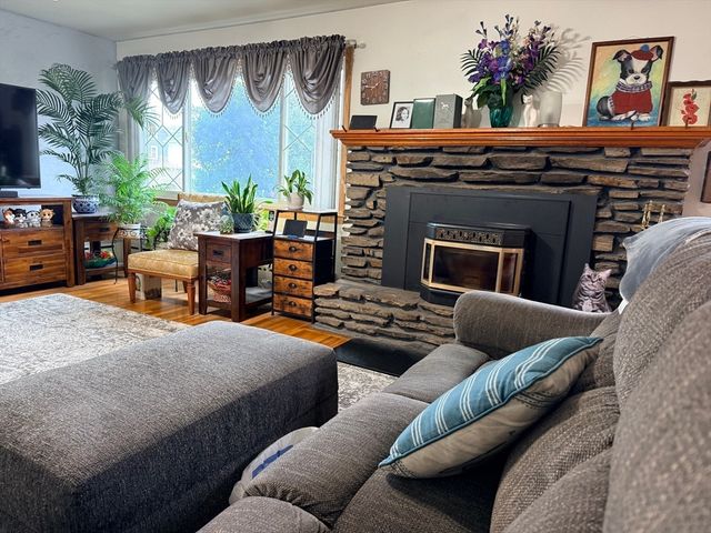 33 Slater St, Webster, MA 01570