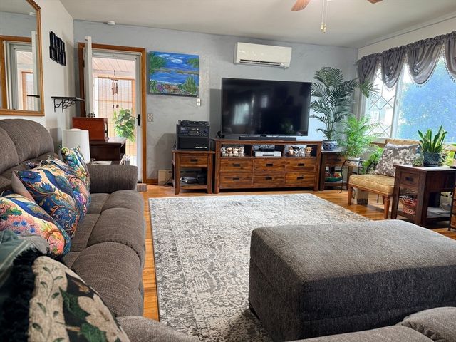 33 Slater St, Webster, MA 01570