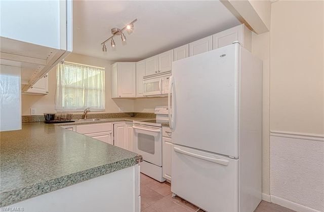 4290 Gulfstream DR # 5, Naples, FL 34112