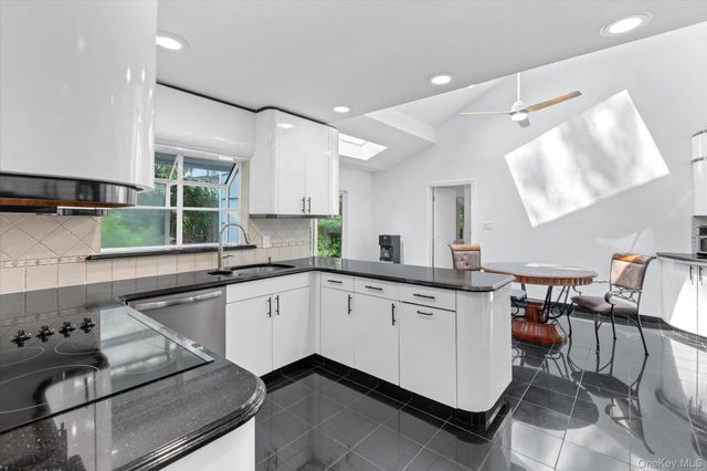 2 Westbourne Lane, Melville, NY 11747