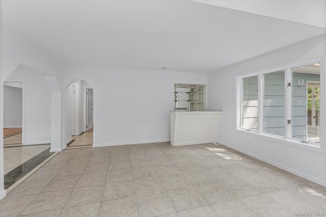 2 Westbourne Lane, Melville, NY 11747