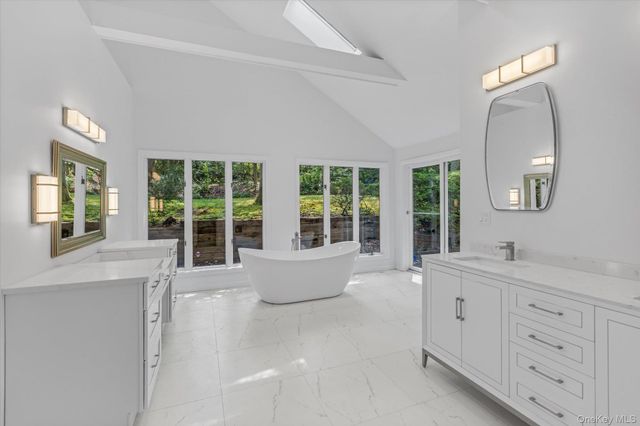 2 Westbourne Lane, Melville, NY 11747