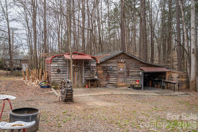 2033 Puetts Chapel Road, Bessemer City, NC 28016