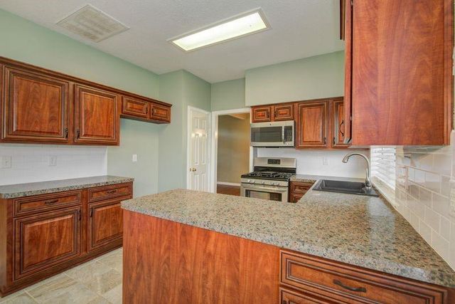 2917 Veva Drive, Pearland, TX 77584