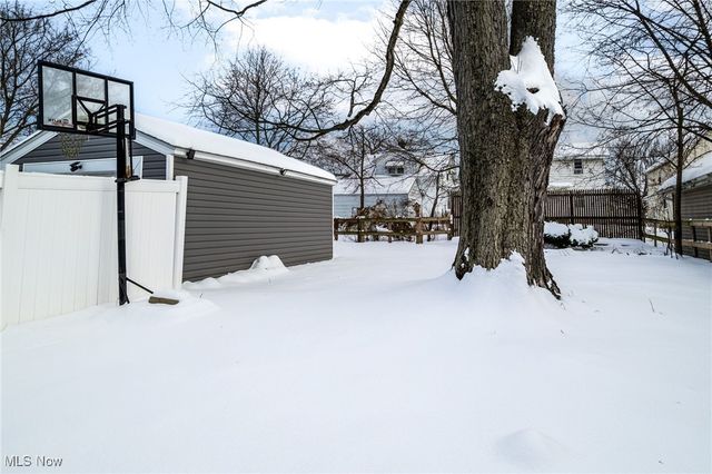 241 24th Street NW, Barberton, OH 44203