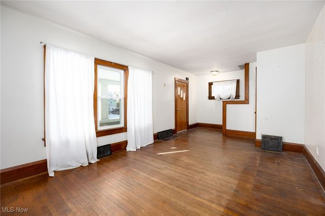 241 24th Street NW, Barberton, OH 44203