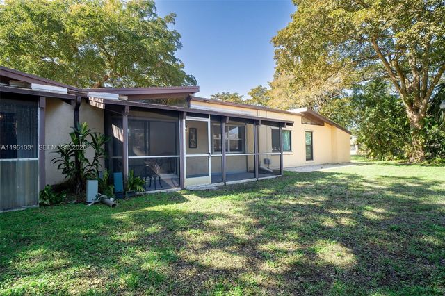 135 Essex Rd 2-28, Hollywood, FL 33024