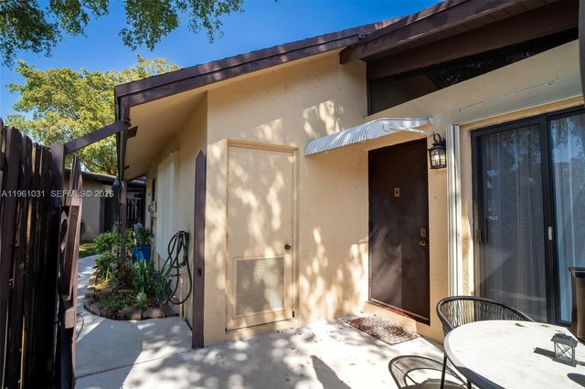 135 Essex Rd 2-28, Hollywood, FL 33024