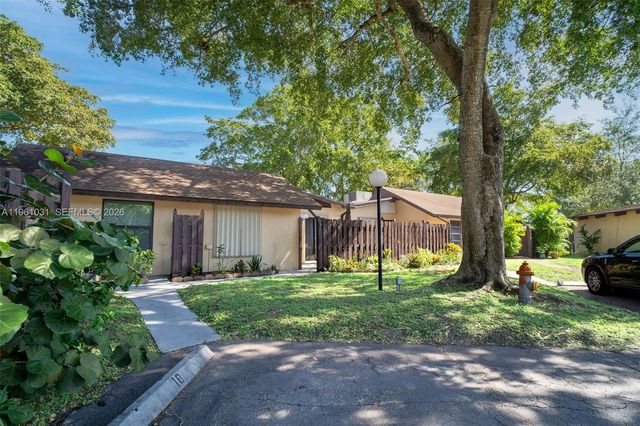 135 Essex Rd 2-28, Hollywood, FL 33024