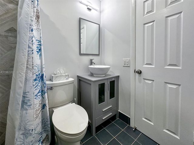 135 Essex Rd 2-28, Hollywood, FL 33024