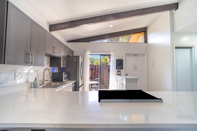 135 Essex Rd 2-28, Hollywood, FL 33024