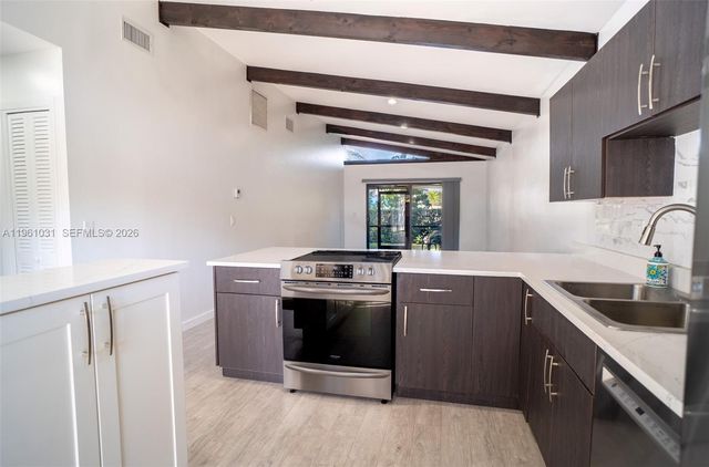 135 Essex Rd 2-28, Hollywood, FL 33024