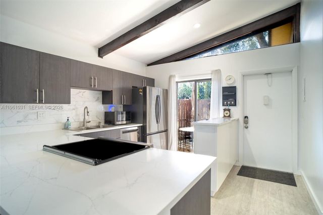 135 Essex Rd 2-28, Hollywood, FL 33024