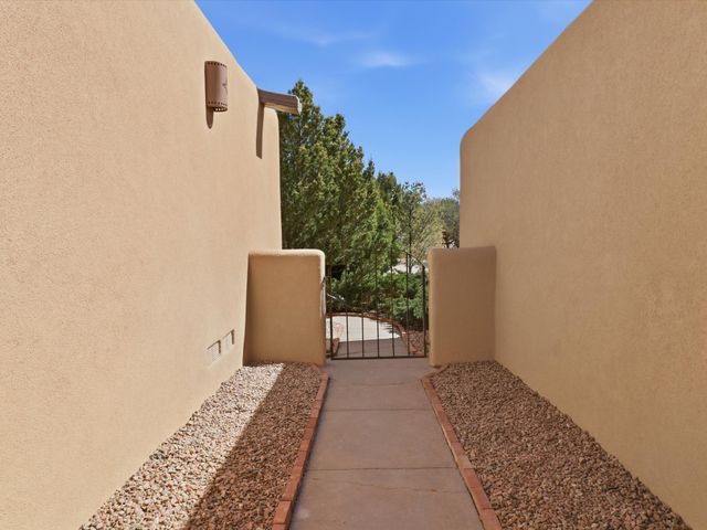 1810 Calle De Sebastian G2, Santa Fe, NM 87505