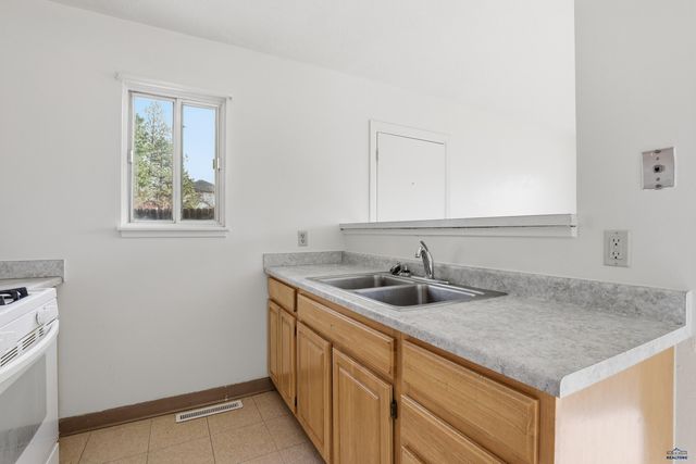 936 E OAKLAND, Rapid City, SD 57701