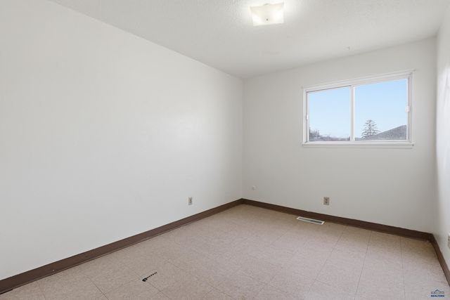 936 E OAKLAND, Rapid City, SD 57701