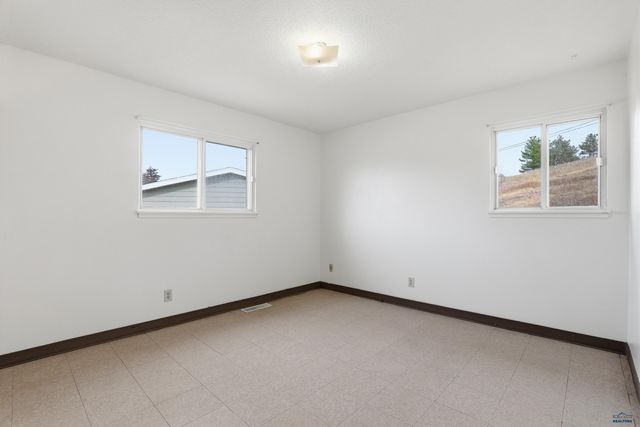 936 E OAKLAND, Rapid City, SD 57701