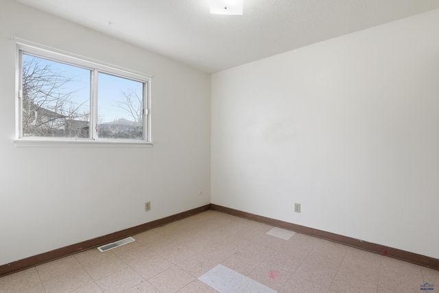 936 E OAKLAND, Rapid City, SD 57701