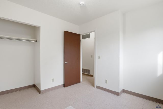 936 E OAKLAND, Rapid City, SD 57701