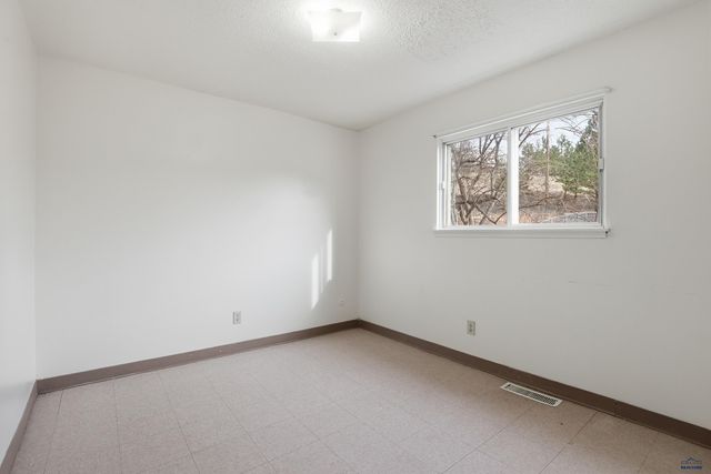 936 E OAKLAND, Rapid City, SD 57701