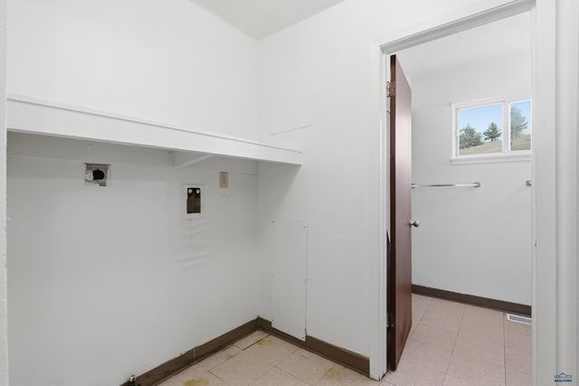 936 E OAKLAND, Rapid City, SD 57701