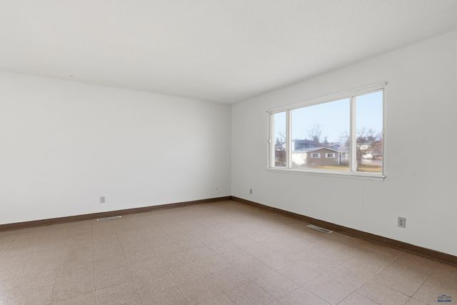 936 E OAKLAND, Rapid City, SD 57701