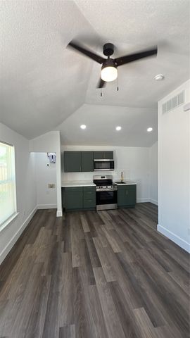 2102 E Overton Road B, Dallas, TX 75216
