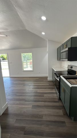 2102 E Overton Road B, Dallas, TX 75216