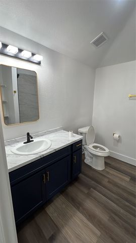 2102 E Overton Road B, Dallas, TX 75216