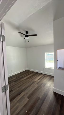 2102 E Overton Road B, Dallas, TX 75216