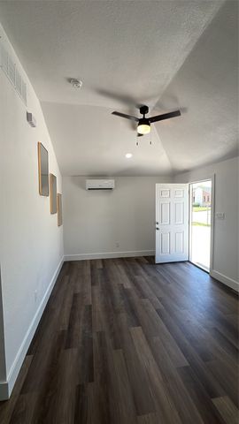 2102 E Overton Road B, Dallas, TX 75216