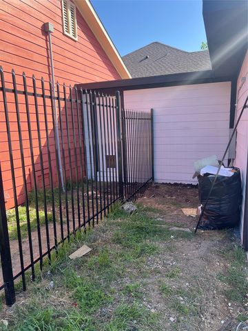 2102 E Overton Road B, Dallas, TX 75216