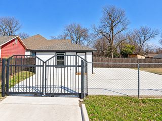 2102 E Overton Road B, Dallas, TX 75216