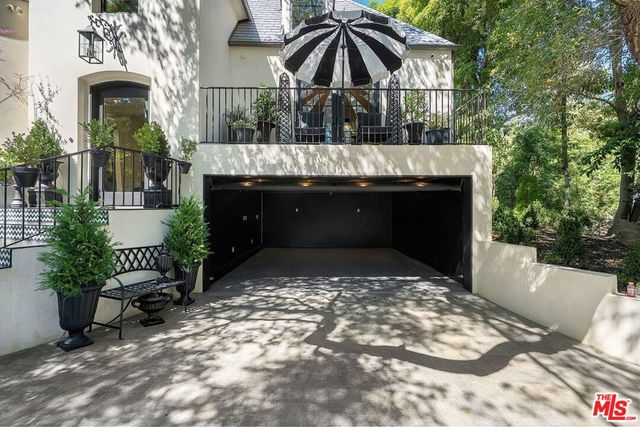 943 Moraga Drive, Los Angeles, CA 90049