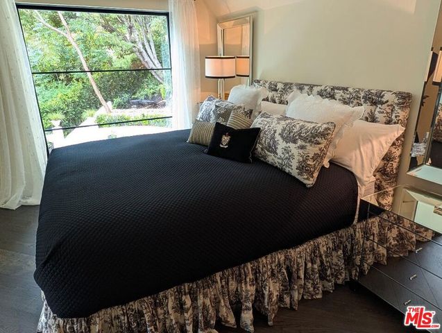 943 Moraga Drive, Los Angeles, CA 90049