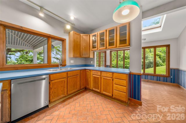 32 Delano Road, Asheville, NC 28805