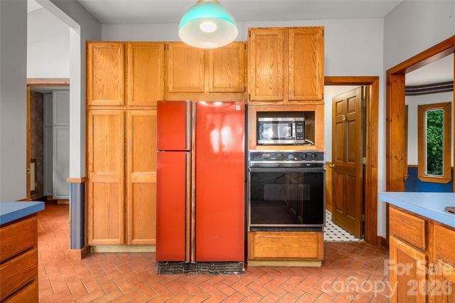 32 Delano Road, Asheville, NC 28805
