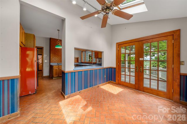 32 Delano Road, Asheville, NC 28805