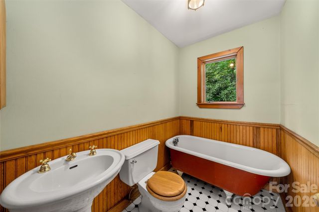 32 Delano Road, Asheville, NC 28805