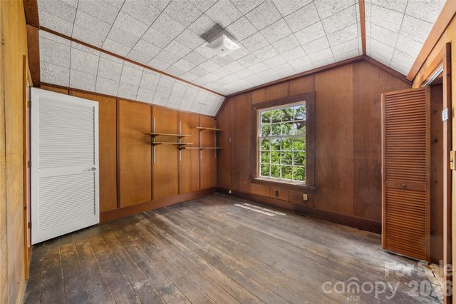 32 Delano Road, Asheville, NC 28805