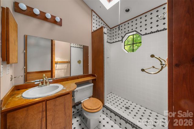 32 Delano Road, Asheville, NC 28805