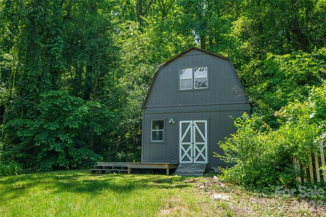 32 Delano Road, Asheville, NC 28805
